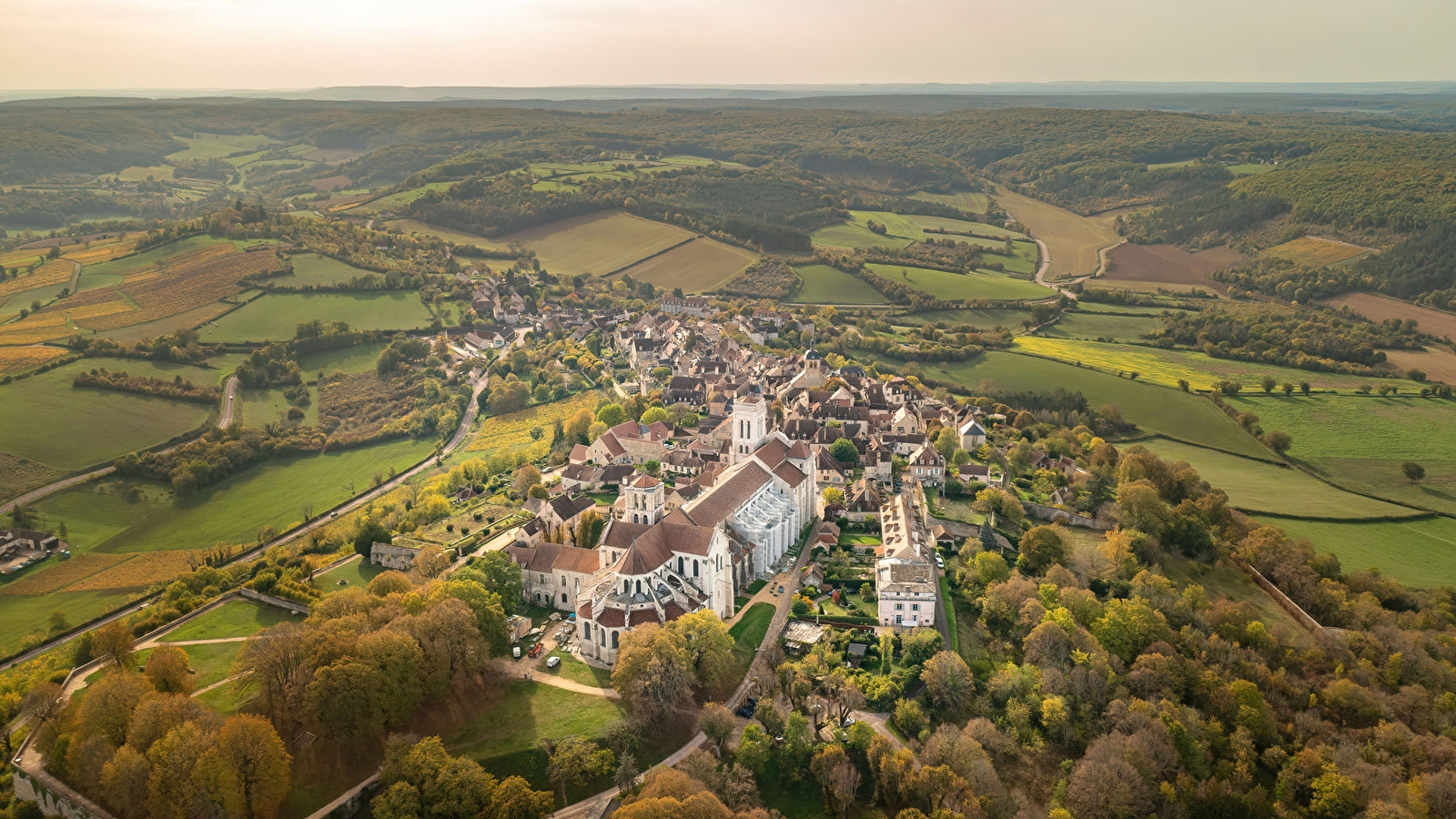 vezelay-et-sa-basilique-sainte-madeleine.jpg