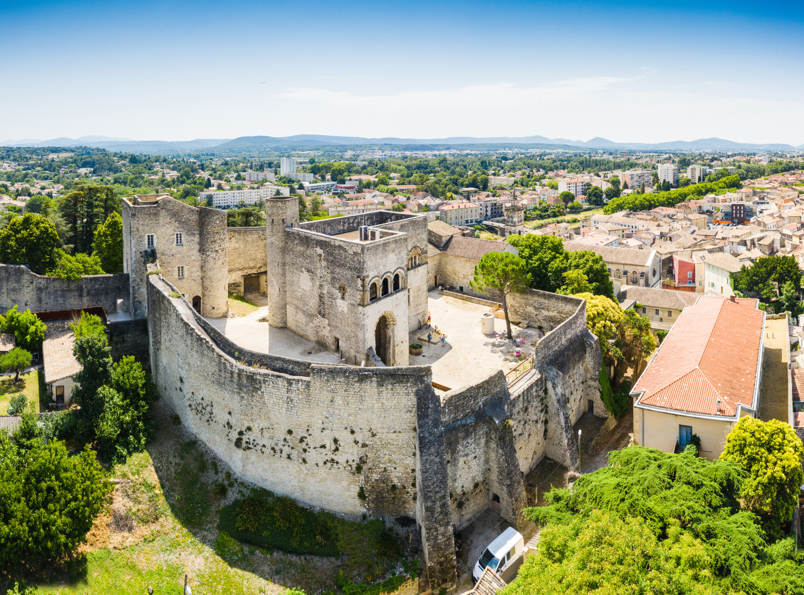 chateau-adhemar.jpg chateau-adhemar.jpg